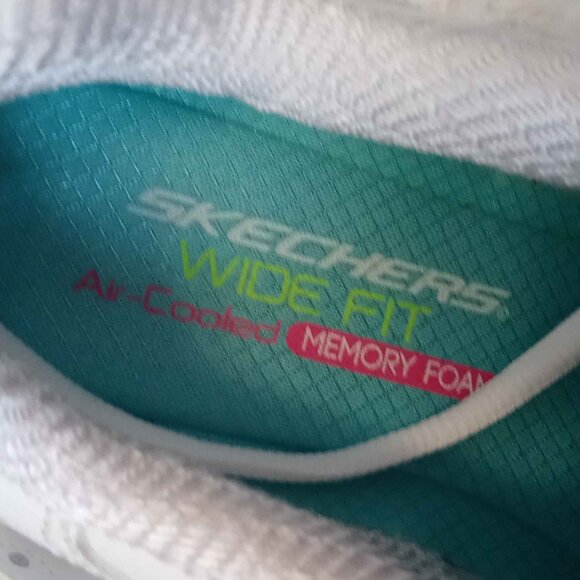 White Fresh Start Skechers D'Lites 6.5 WIDE FIT Air-Cooled Memory Foam NEW - Picture 9 of 10